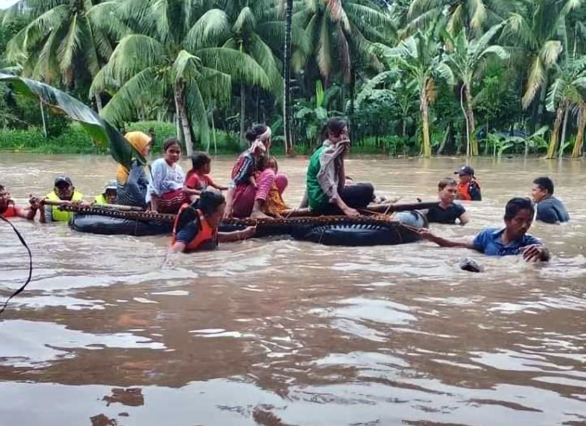 Rescue workers make improvised watercraft in rescuing trapped civilians in Datu Hofer, Maguindanao del Sur as the Labu-Labu river overflowed Friday night.