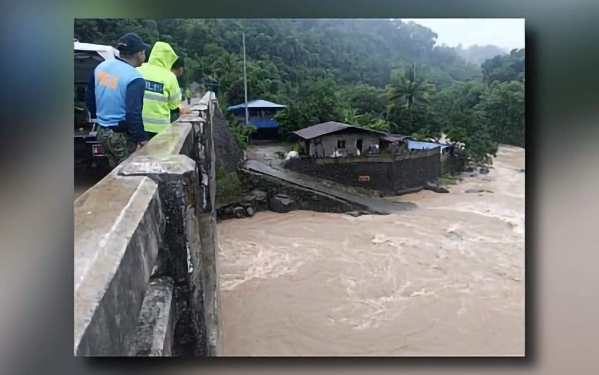 Authorities monitor water level at a river in Barangay Delles in Burgos town, La Union on Wednesday (July 24, 2024). Two persons have been reported missing in La Union during the onslaught of Typhoon Carina.