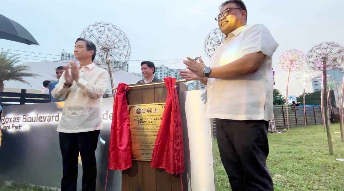 Federal Land Inc. Chairman Alfred Ty and MMDA acting chairman Don Artes unveil the commemorative plate of the Roxas Boulevard Promenade.