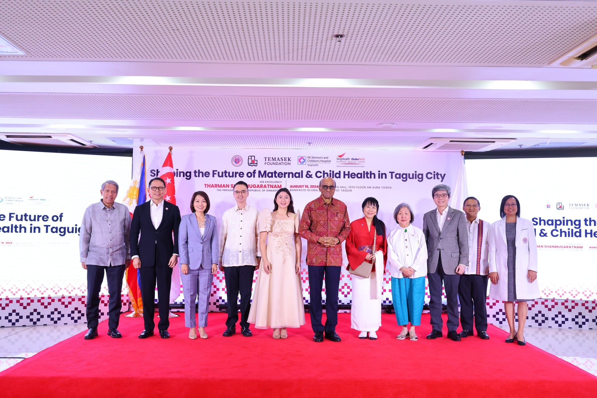 Taguig City Mayor Lani Cayetano, her husband Senator Alan Peter Cayetano, Singapore President Tharman Shanmugaratman, his spouse Mrs. Jane Shanmugaratman, and other key officials attend the ceremony on August 16, Friday at Fort Bonifacio to strengthen healthcare opportunities in the city. (Photo courtesy of I Love Taguig/Facebook) 