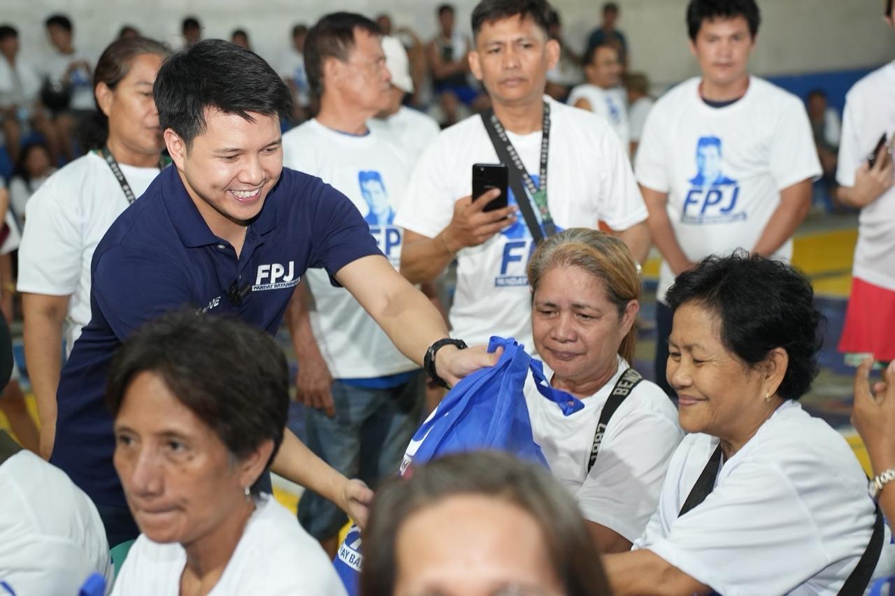 Brian Poe, FPJ Panday Bayanihan give 2,000 food packs to flood victims