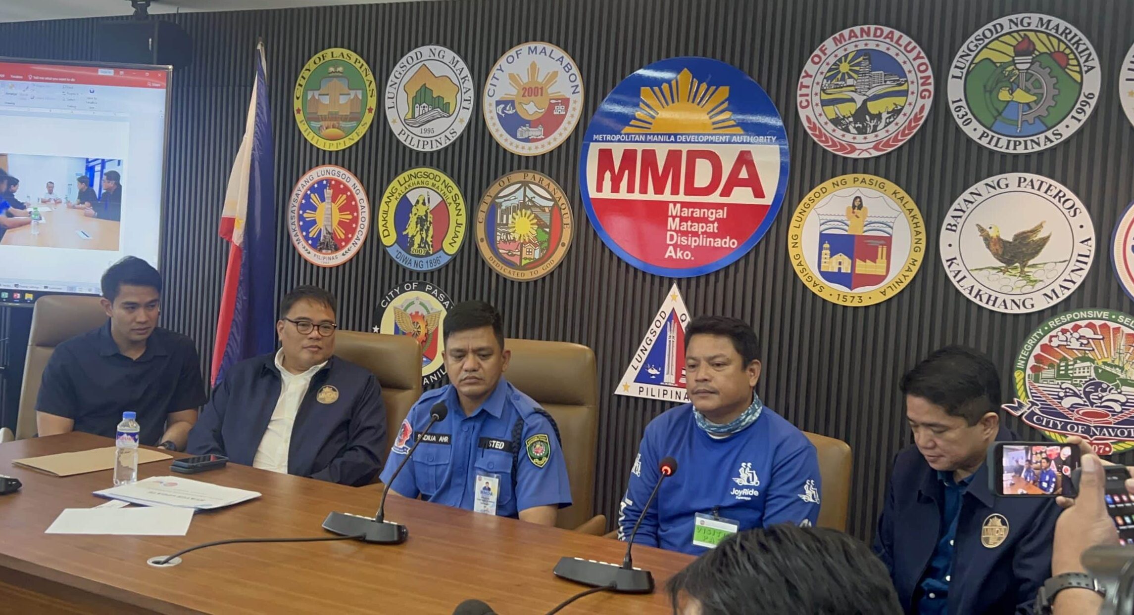 MMDA to pursue raps vs driver who had enforcer cling to car hood