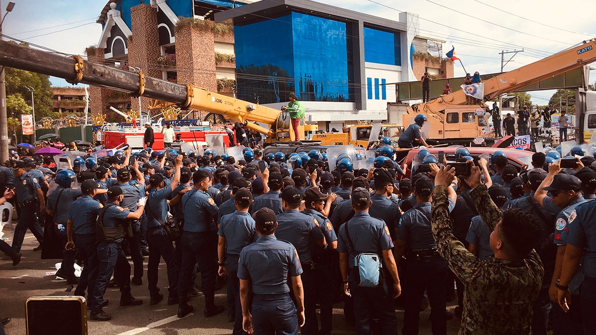 CONFRONTATION Members of police units in charge of civil disobedience management prepare to confront and disperse supporters of Kingdom of Jesus Christ members gathered outside the sect’s headquarters at Buhangin District in Davao City on Monday afternoon. —GERMELINA LACORTE pnp kjc compound