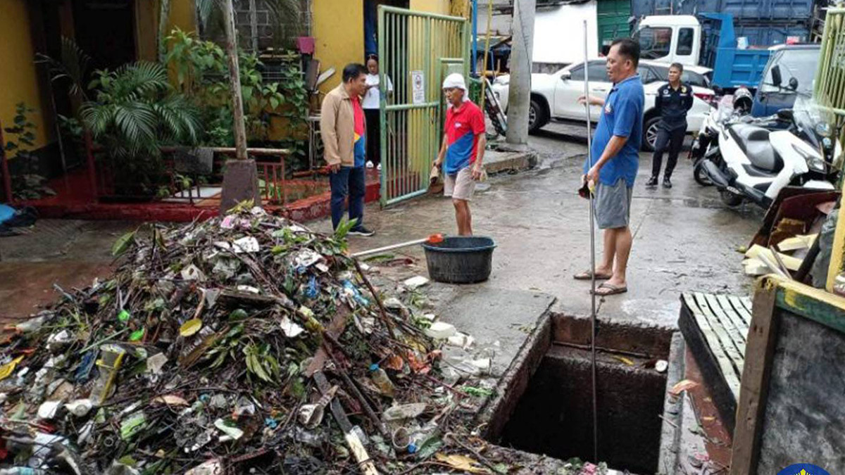 The Metropolitan Manila Development Authority (MMDA) conducted a cleaning operations of waste that clogged streets, pumping stations and different waterways in Manila due to incessant rains brought by Typhoon Carina and the southwest monsoon. (Photo by MMDA/Facebook)