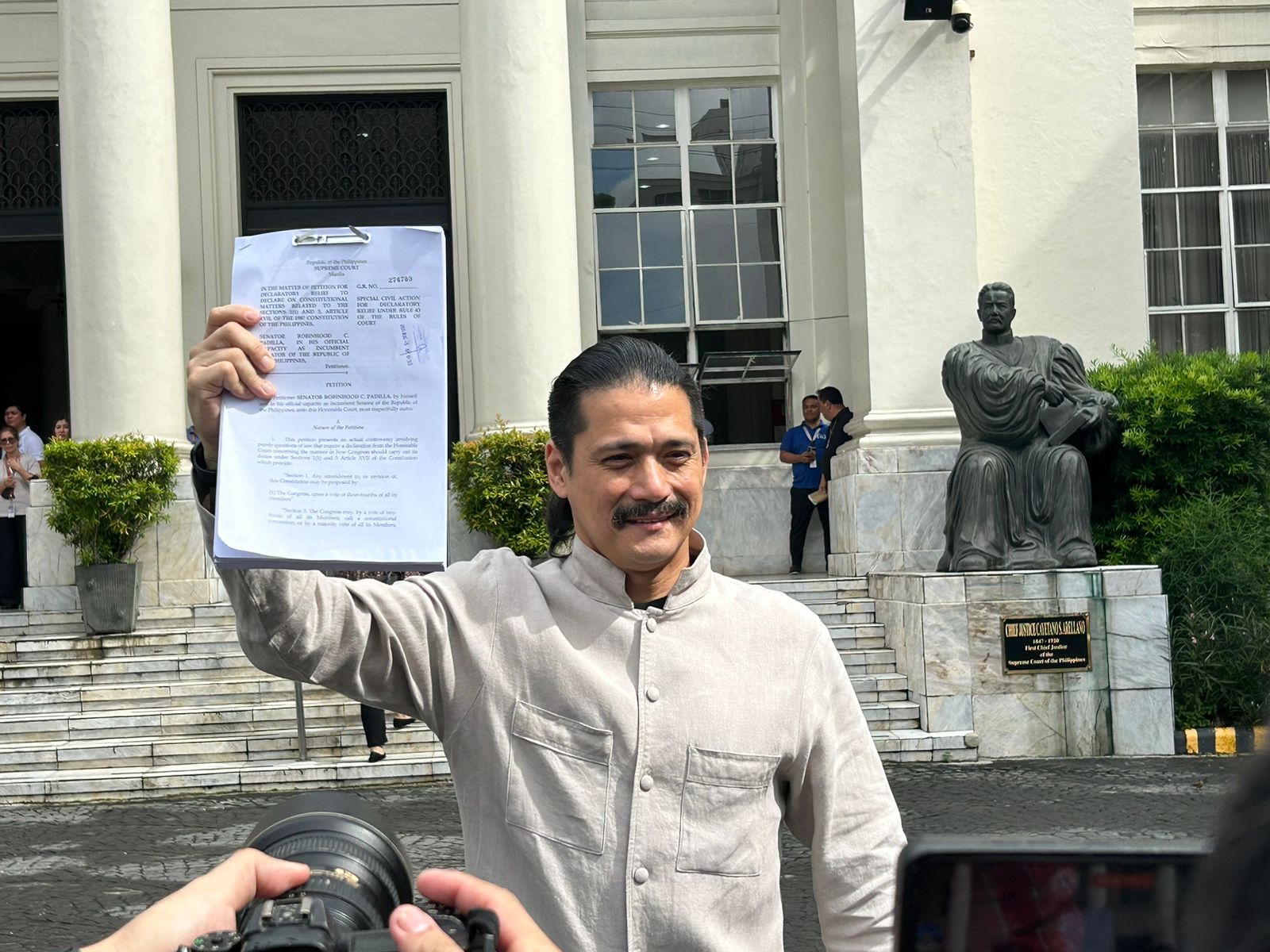 Senator Robin Padilla files a petition seeking to resolve key issues in the 1987 Constitution, specifically whether or not both houses should vote jointly or separately during discussions on the Charter's amendments, before the Supreme Court on Monday, August 5, 2024. (INQUIRER.net/ FAITH ARGOSINO)