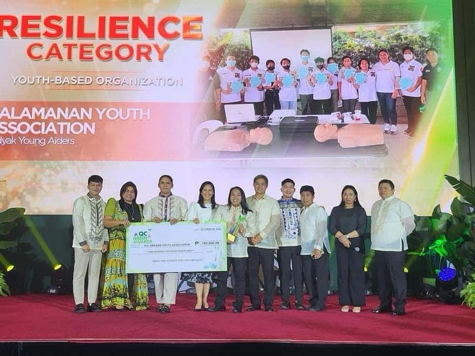 Belmonte with QC Green awards Resilience category winner Halamanan youth association last year