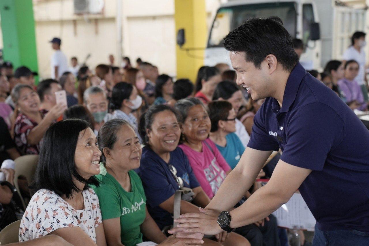 Brian Poe-Llamanzares and Mayor Ayoy Resuello with the Old Public Market Vendors of Pangasinan