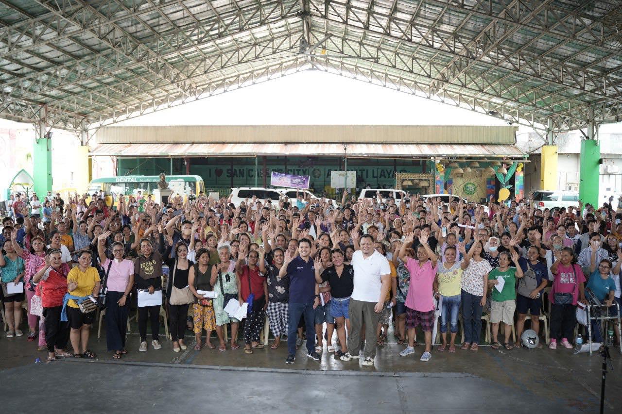 Brian Poe-Llamanzares and Mayor Ayoy Resuello with the Old Public Market Vendors of Pangasinan