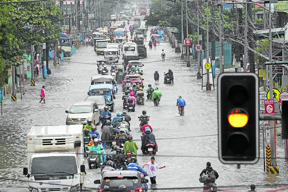 MACARTHUR HIGHWAY, VALENZUELA / SEPTEMBER 4, 2024Motorists traverse a gutter-knee deep flood along McArthur Highway in Barangay Dalandanan, Valenzuela City, September 4, 2024, caused by moderate to intense rain from the enhanced southwest monsoon. INQUIRER PHOTO / NIÑO JESUS ORBETA