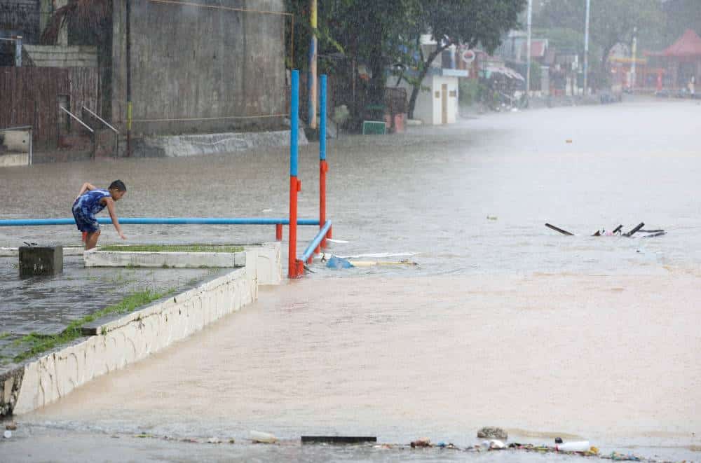 LINGERING Although Tropical Storm“Enteng” has already leftthe country, floodwaters continued to linger in Marikina City on Thursday due to the southwest monsoon.