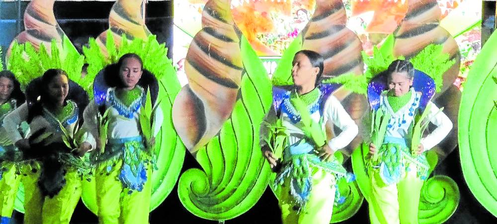 RITUAL DANCE Students in Matag-ob town in Leyte performa ritual dance during the opening of the monthlong Himorasak Festival on Sept. 7. The festival, nowon its third year, aims not only tohighlight their palay harvest but also to entice tourists to visit the municipality. 