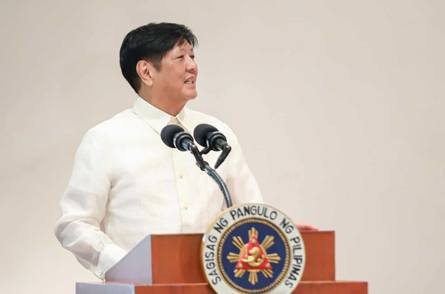 Marcos doa P100M para Ilocos Norte para alívio do tufão Julian