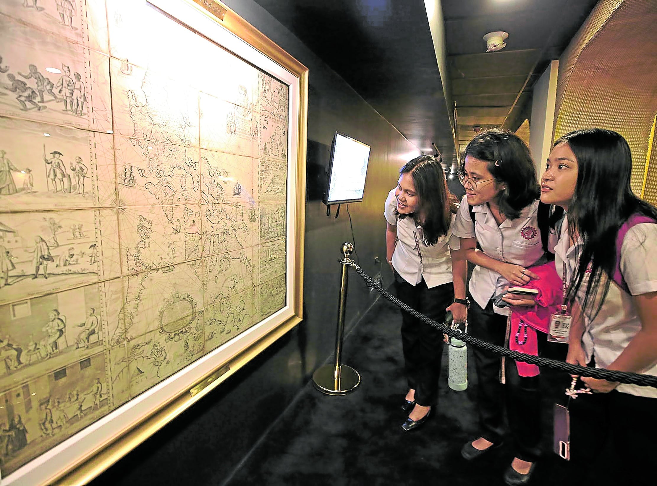 Students from Technological University of the Philippines looks on the original Murillo Velarde 1734 map — the first scientific map of the Philippines — at the newly opened Permanent Gallery of National Library of the Philippines in TM Kalaw Avenue in Manila.