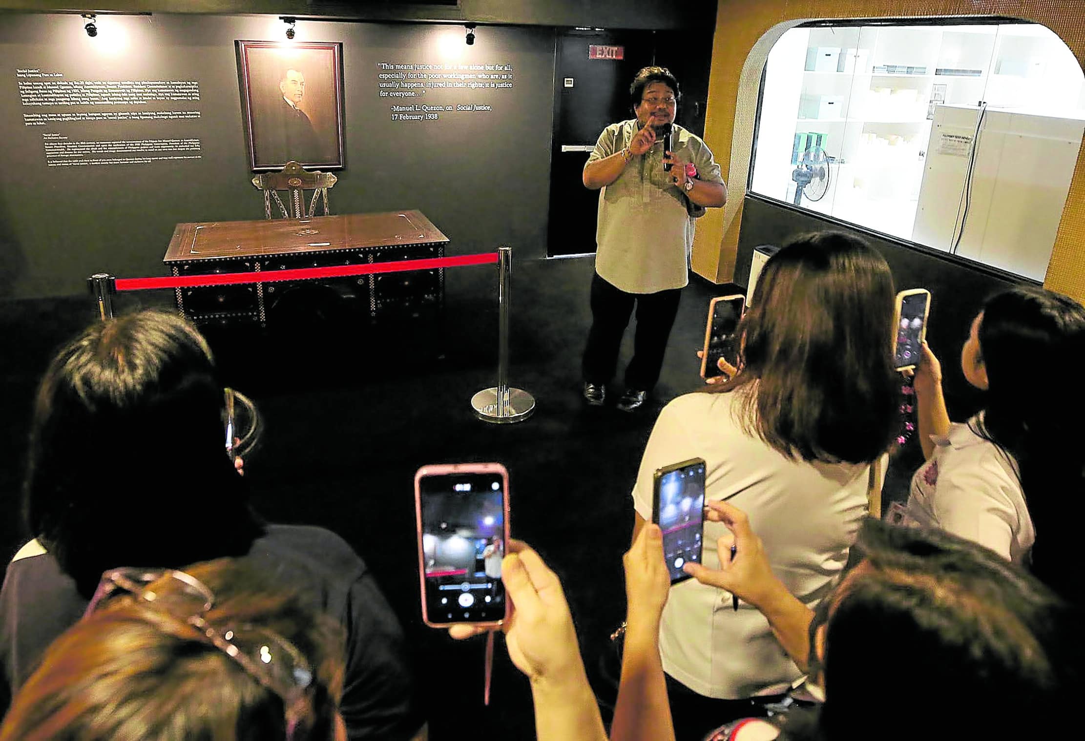 RECORDS OF NATIONHOOD Historian Xiao Chua leads students in a tour of the National Library’s Permanent Gallery on Tuesday,as some of them take a closer look at the 1734 map of the Philippine archipelago which served as key evidence in the country’s arbitral case in 2013 against China. 