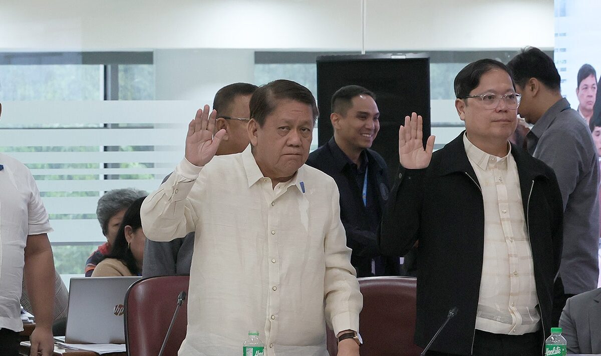 Former Cebu City Mayor Tomas Osmeña (left)and former Iloilo City Mayor Jed Mabilog take their oath before giving their testimony at Thursday’s hearing of the House quad committee. 