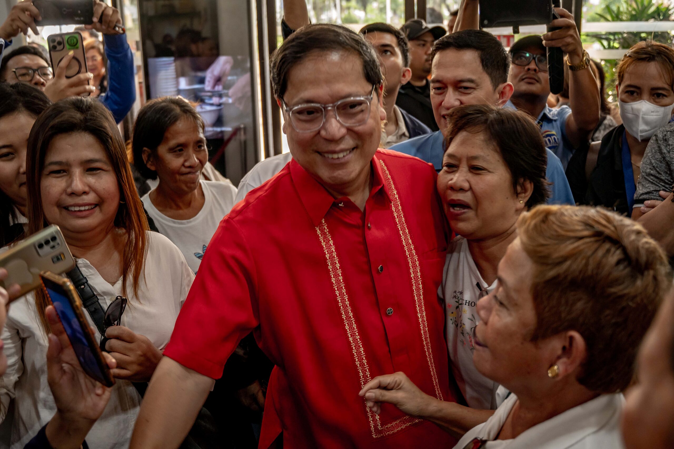 WARMWELCOME Former Mayor Jed Patrick Mabilog dropsby the Iloilo City Hall on Friday, to a warm welcome by city employees, to visit Mayor Jerry Treñas after returning home for the first time in seven years. 