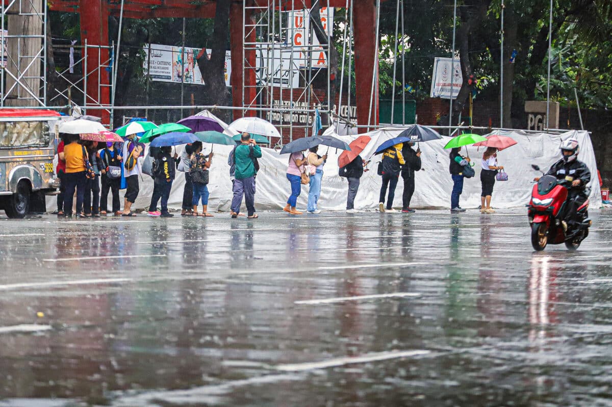 STORMY DAY. Passengers wait for rides in Elliptical Road, Quezon City amid rains on Monday (Sept. 2, 2024). Classes and work in government offices were suspended while some private companies sent their employees home earlier than usual due to Tropical Storm Enteng. (PNA photo by Robert Oswald P. Alfiler)