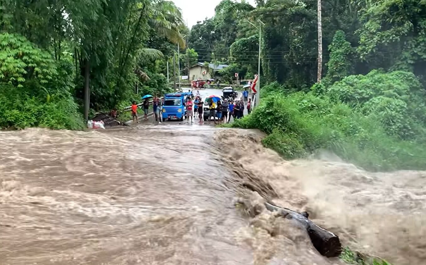 Motorists and commuters were stopped by rampaging floodwater that crossed the street in Barangay Batasan, Makilala, Cotabato on Tuesday morning, Oct 22.