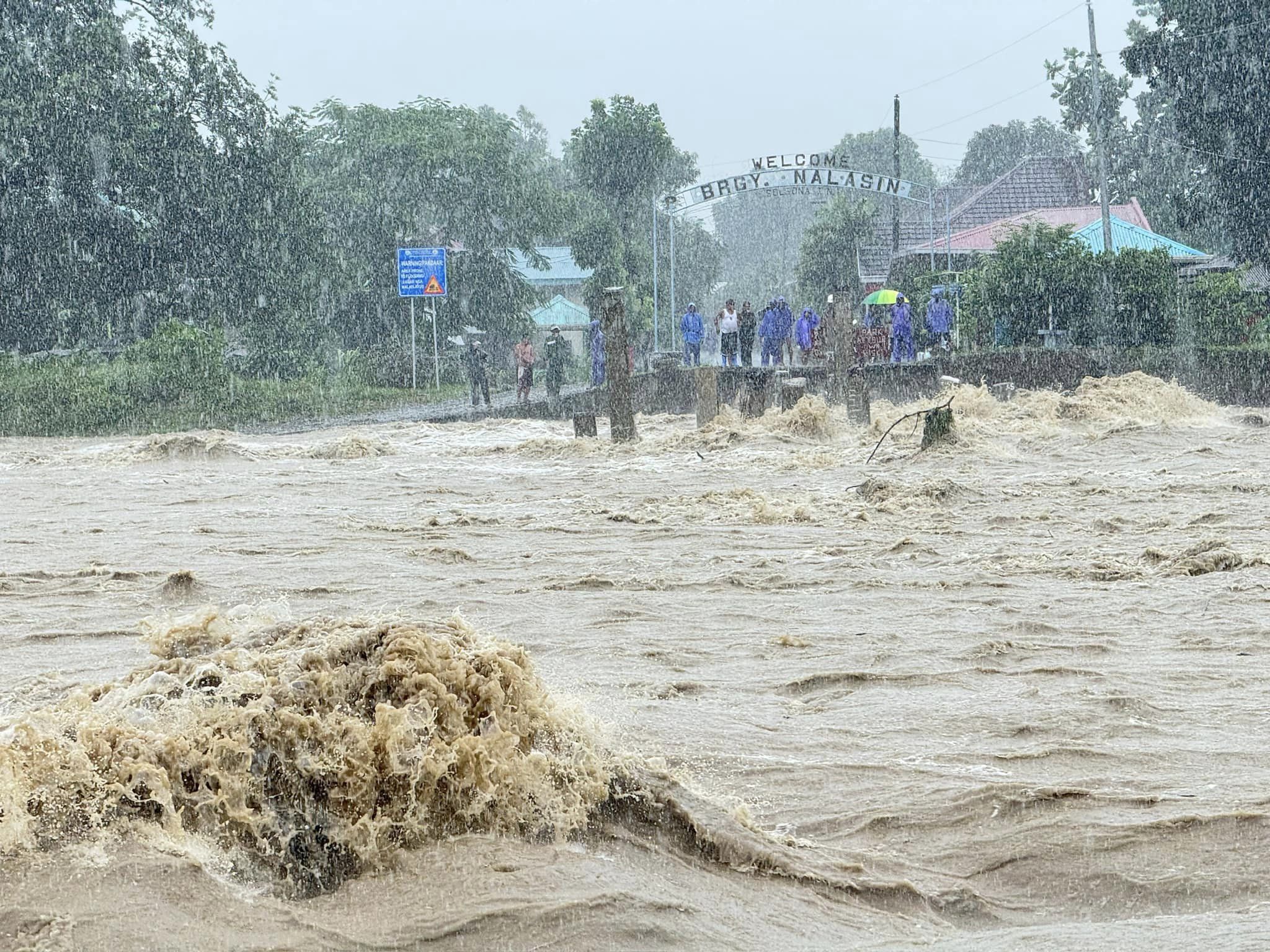 Topan Julian merenggut 5 nyawa dan berdampak pada lebih dari 317.600 orang, kata NDRRMC