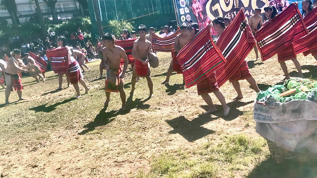 Jovens cordilheiras condenam guerras através de danças ancestrais