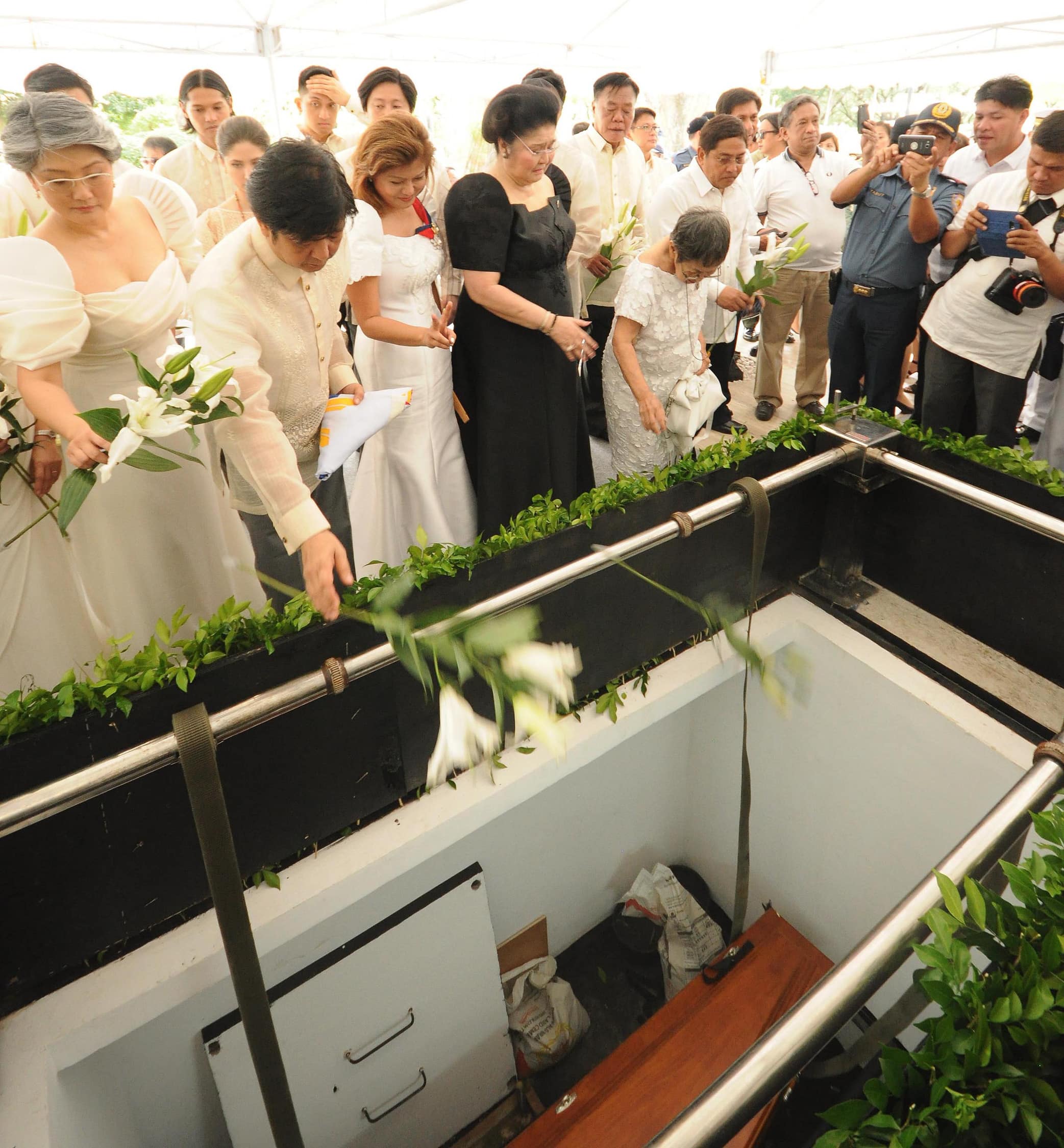 UNANNOUNCED BURIALFormer first lady Imelda Marcos and her children view the coffin of dictator Ferdinand Marcos Sr. when he was buried without a public announcement at Libingan ng mga Bayani on Nov. 18, 2016. Vice President Sara Duterte (inset) said she will dig him up and throw his remains into the sea as the rift between her and President Marcos intensifies.