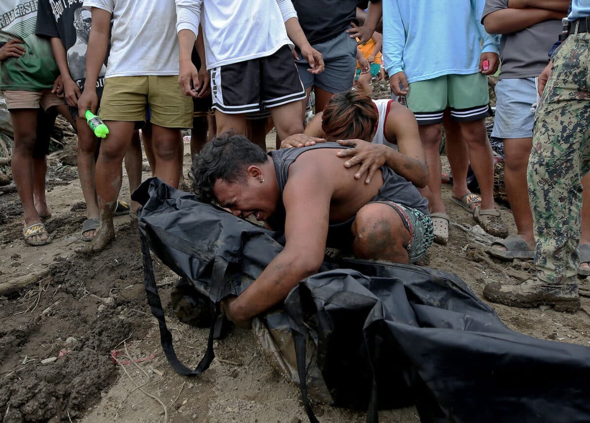 TRAGEDY IN TALISAY A man weeps uncontrollably on Friday, Oct. 25, as he hugs a cadaver bag holding the remains of his sibling, a victim of a landslide triggered by Severe Tropical Storm “Kristine” (international name: Trami) which tore through Talisay, INQUIRER PHOTO / RICHARD A. REYES ndrrmc dead kristine