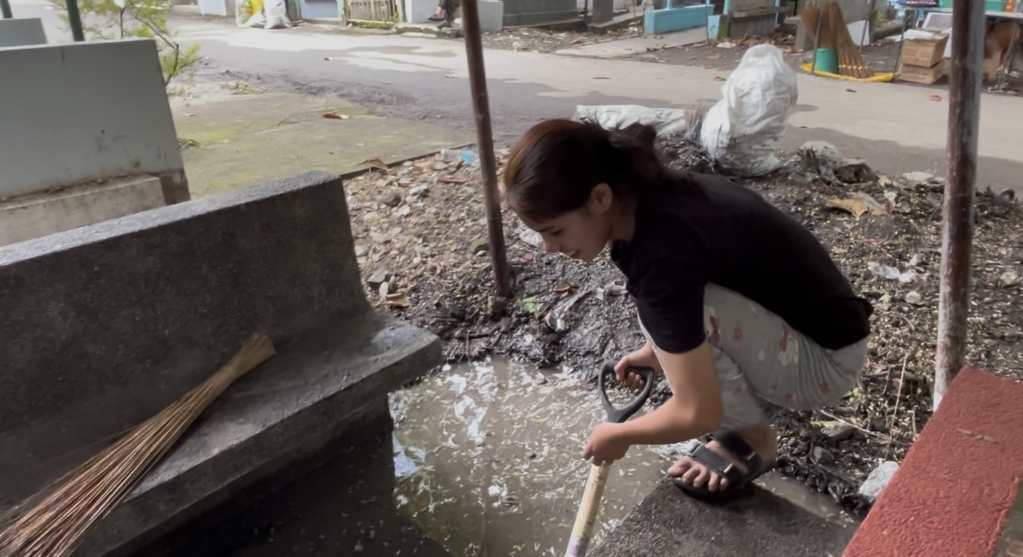 Pengasuh dan anggota keluarga di Pemakaman Manila Selatan sedang melakukan persiapan menit-menit terakhir untuk Undas tahun ini pada hari Rabu.