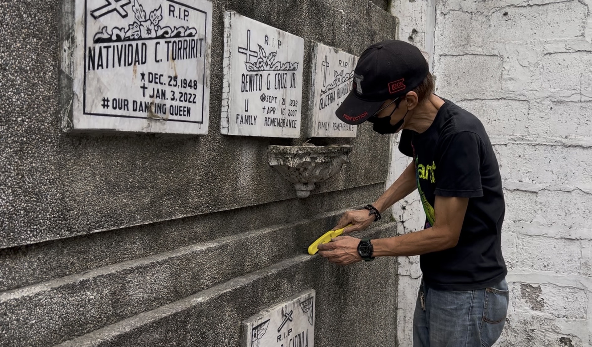 Pengasuh dan anggota keluarga di Pemakaman Manila Selatan sedang melakukan persiapan menit-menit terakhir untuk Undas tahun ini pada hari Rabu.