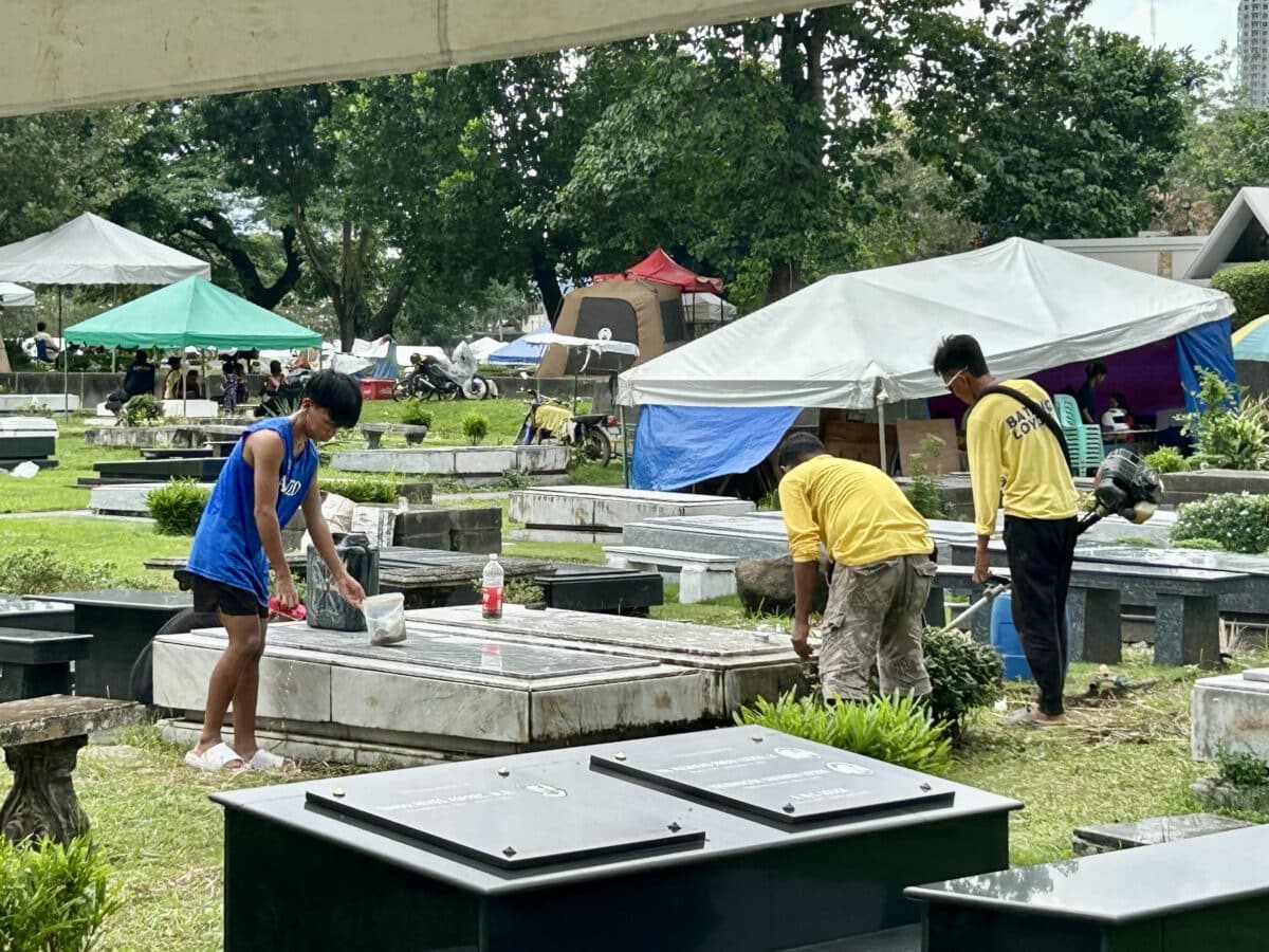 Caretakers were cleaning graves at the Loyola Memorial Park in Marikina City on Thursday, October 31. JOWN MANALO / INQUIRER.net.