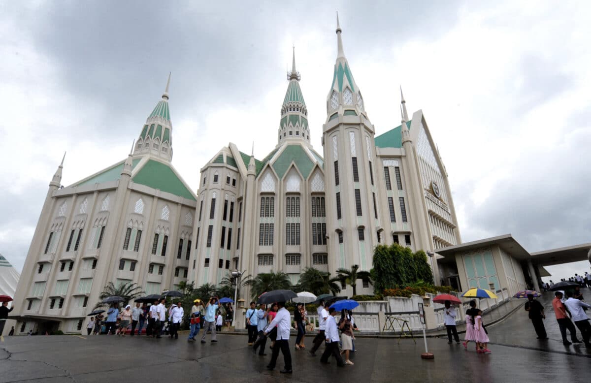 People flock to the main church of the Philippine Christian sect Iglesia ni Cristo where the body of its leader Erano Manalo lies, on September 3, 2009. Manalo, who wielded considerable influence in Philippine politics, passed away early this week due to cardiac arrest at the age of 84.