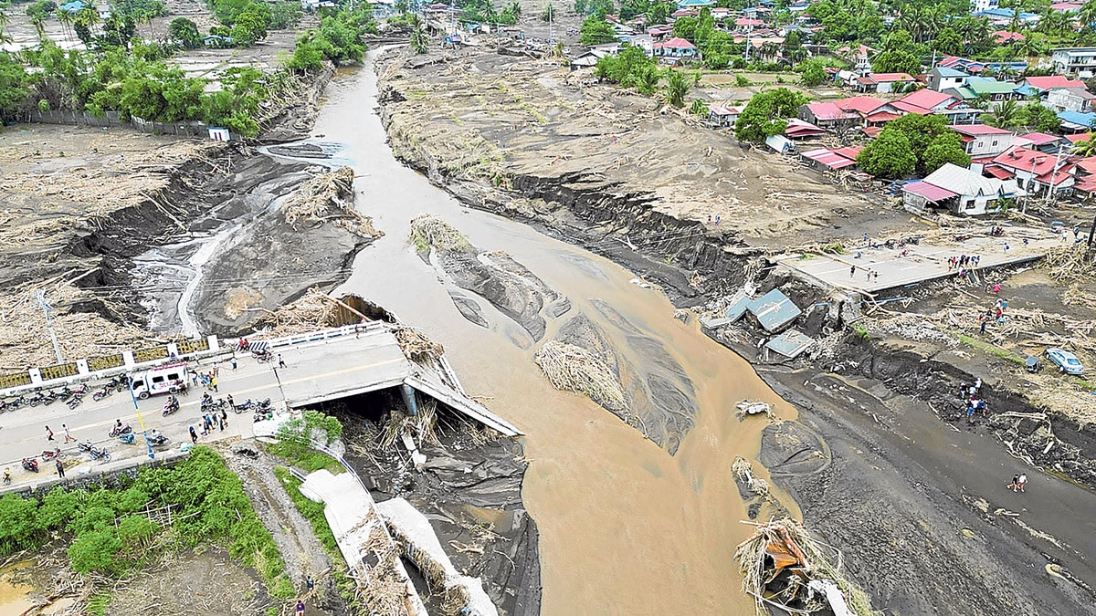 SCARRED BATANGAS LANDSCAPE Rampaging floodwaters and debris unleashed by Severe Tropical Storm “Kristine” have washed out Bugaan Bridge which connects the towns of Laurel and Agoncillo in Batangas, in this photo taken on Saturday. Floods that have yet to subside, along with damaged road networks, are hampering the delivery of aid to many calamity areas. —RICHARD A. REYES