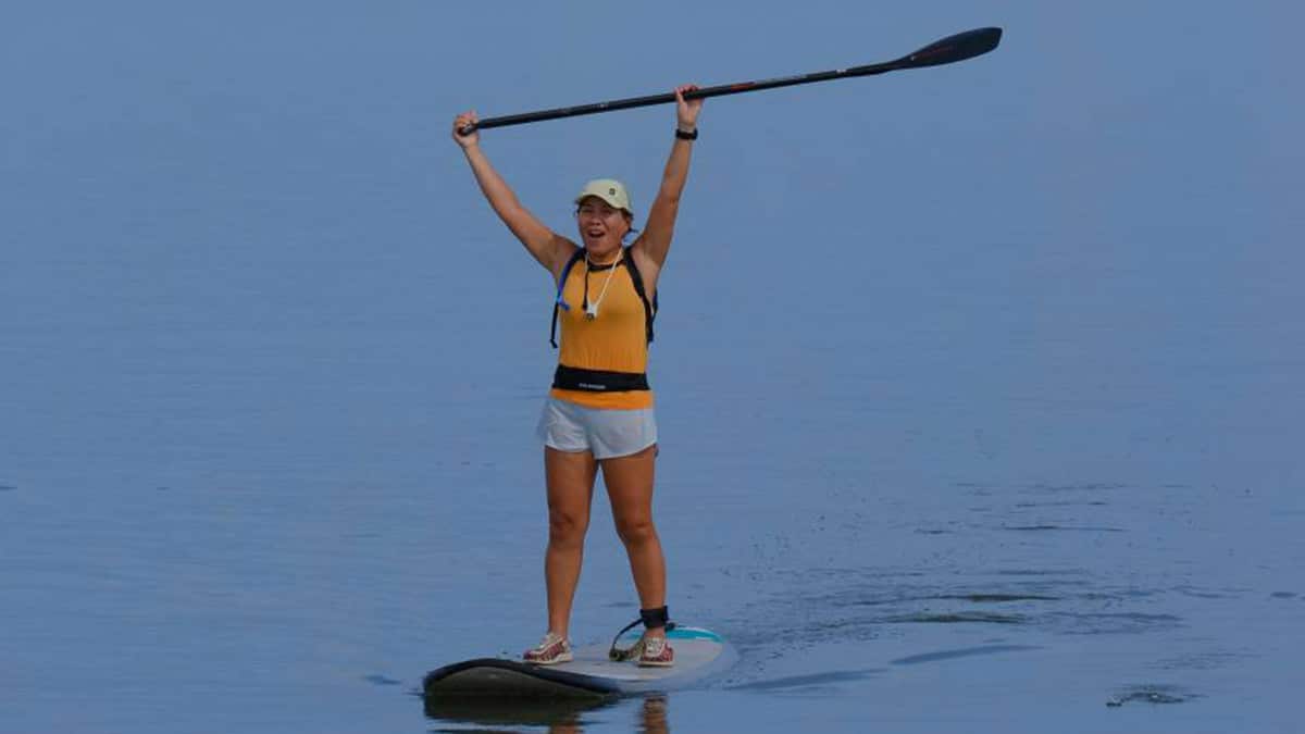 Mulher Bacolod no paddleboard bate recorde ao cruzar as águas de Iloilo-Negros