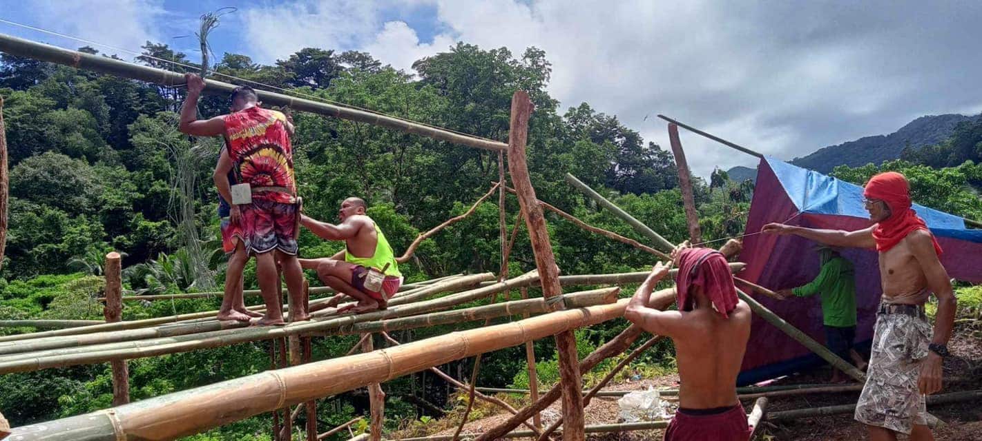 ‘DAGYAW’ IN ACTION Men from the Napatag community building their poultry farm, one of the livelihood projects set up for residents on the periphery of the protected Northwest Panay Peninsula Natural Park 