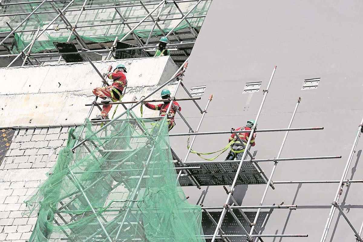 BUILDING BETTER Employing ecolabelling and sustainablepublic procurement in government infrastructure projects enhances compliance with the Philippine Green Building Code, which establishes standards for environmentally sound construction practices. 