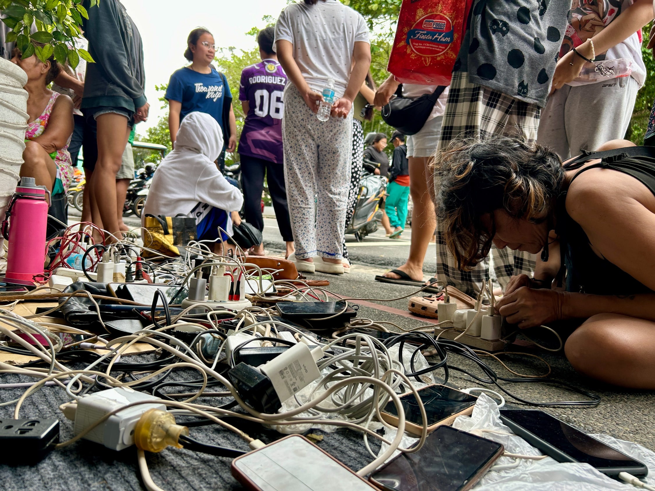 ESSENTIAL NEED Residents in Ligao City, Albay, take advantageof the free charging service for mobile phones offered by Primos Bistro Restaurant on Wednesday, as power supply in the province remained unstable due to Severe Tropical Storm “Kristine.” 