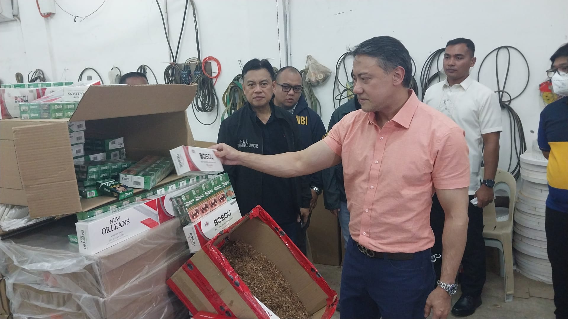 15 chineses e 100 filipinos foram presos em uma fábrica de cigarros em Cabanatuan