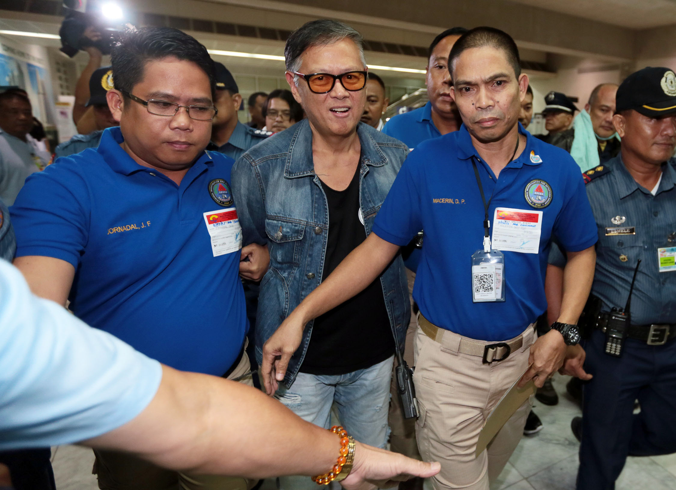 NABBED In this September 2015 photo, former Palawan Gov.Joel Reyes is escorted by Criminal Investigation and Detection Group personnel on his return to the Philippines following his arrest in Thailand. 