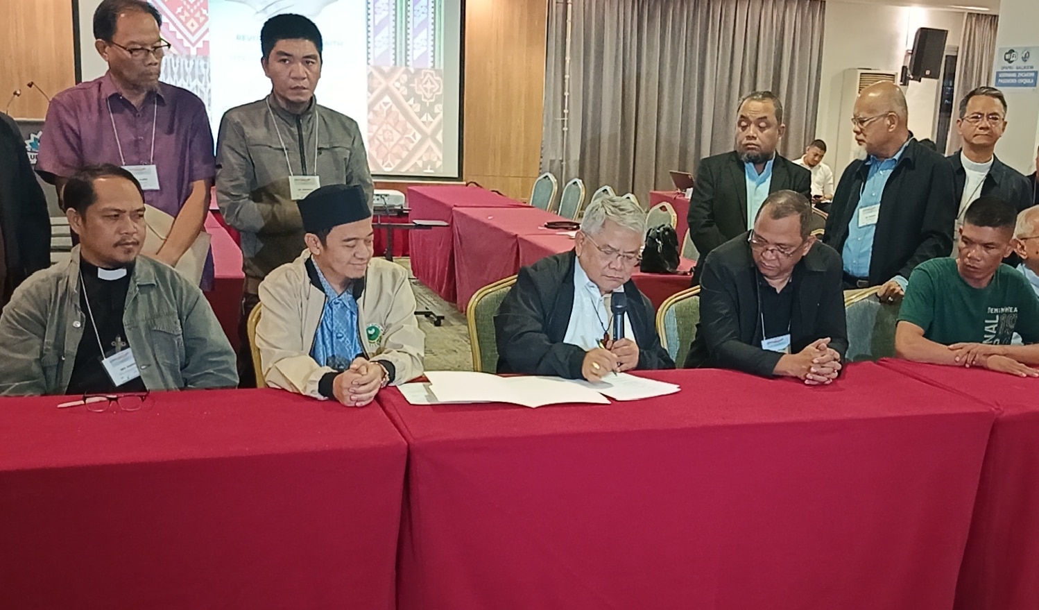 DECLARATION SIGNING Bishop Edwin dela Peña of the Catholic Prelature of Marawi (third from left) leads the signing of a declaration on Wednesday to sustain the peacebuilding initiatives of religious leaders from different faiths in Mindanao. The ceremony culminates their two-day gathering in Davao City.