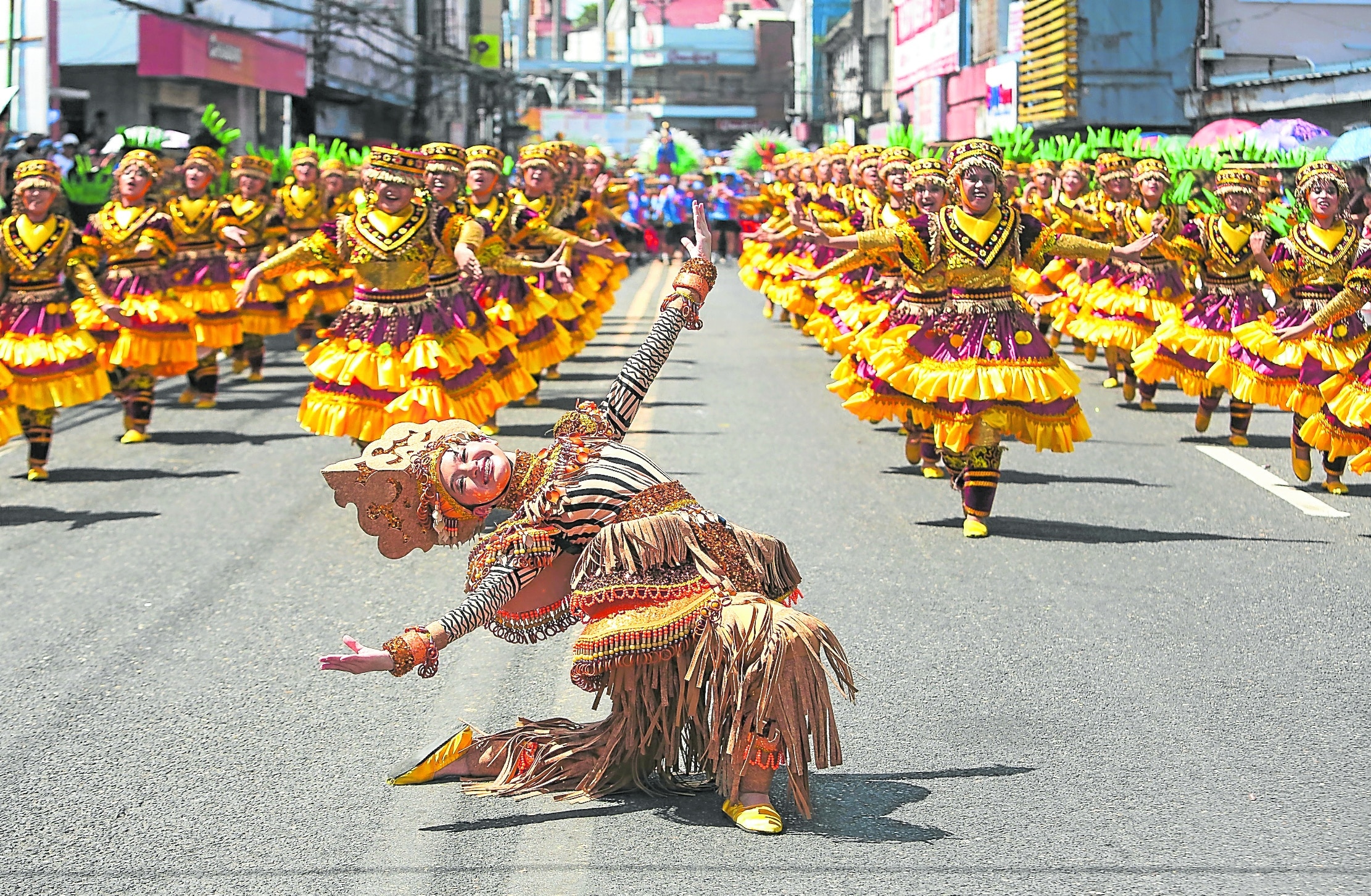 MERRYMAKING IN BICOLANDIA Street dancers representing the Cagsawa Festival from Daraga, Albay, perform during the National Festival of Festivals at the Kasanggayahan Festival in SorsogonCity on Wednesday. Performers from Bicol and other regions joined the grand showdown to showcase the country’s rich culture through local festivals. 