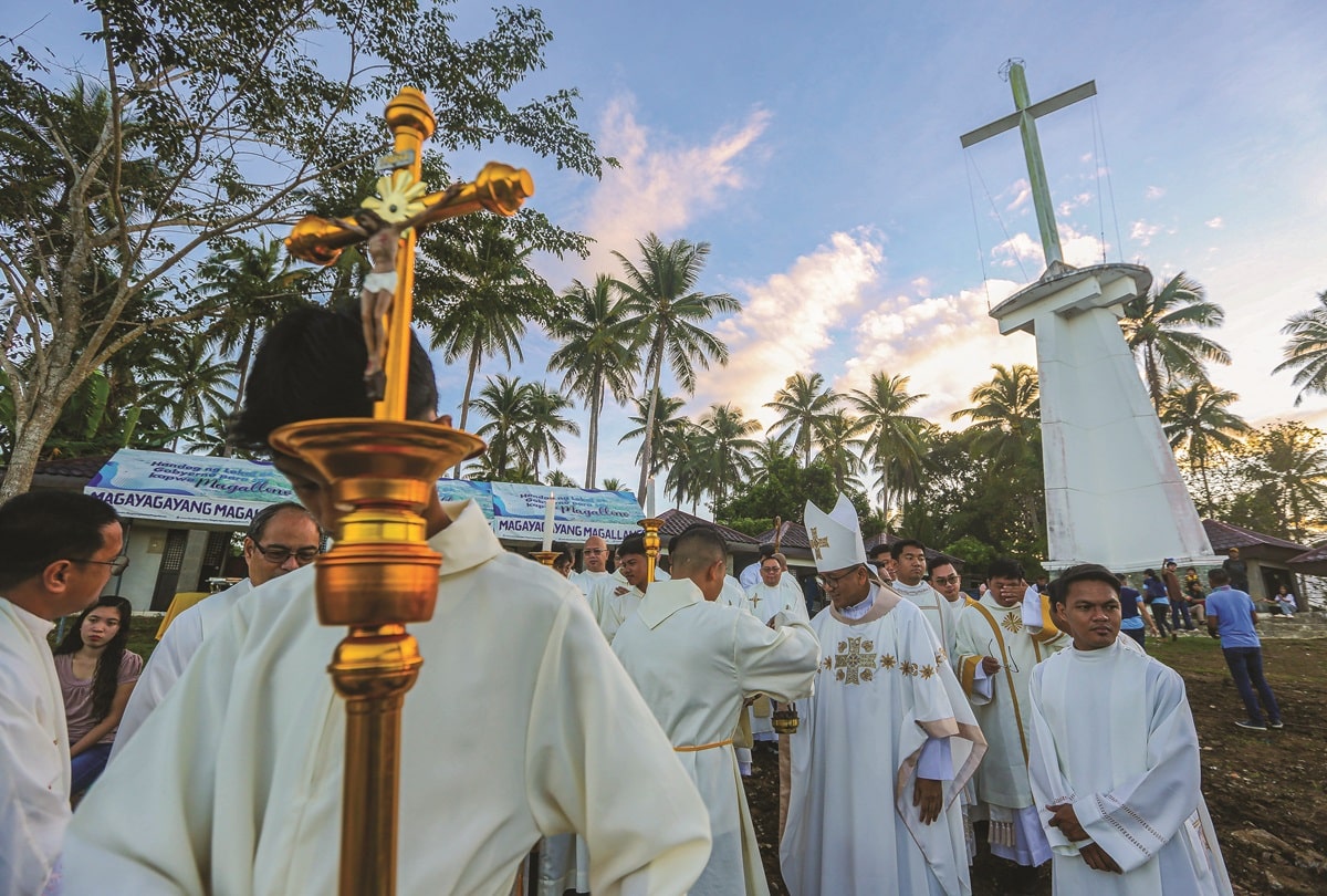 Biskup Sorsogon Jose Alan Dialogo poprowadził uroczyste wydarzenie religijne w Sanktuarium Gibalon.