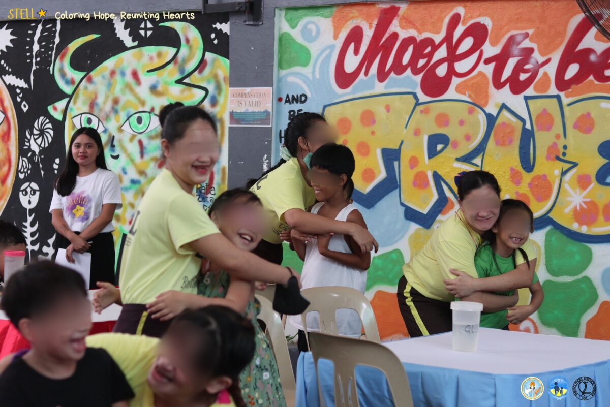 Para ibu dan anak-anak mereka dengan senang hati berpartisipasi dalam permainan dalam ruangan sebagai bagian dari proyek ini. Foto milik HLAF/Facebook