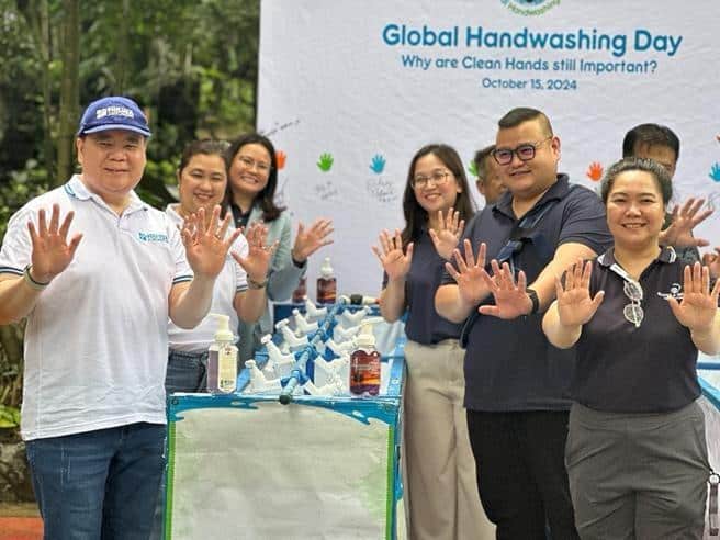 Manila Water Foundation recently led two onsite events to celebrate Global Handwashing Day (GHD). At San Juan City Hall, Manila Water Foundation and P&G Safeguard handed over donations to the City Health Department. On Global Handwashing Day itself, Manila Water Foundation and PHILUSA Corporation, held an event at the La Mesa Ecopark in Quezon City with Barangay Urban Farmers, Solid Waste Management Workers and TODA members of Barangay Greater Lagro and Barangay Fairview.