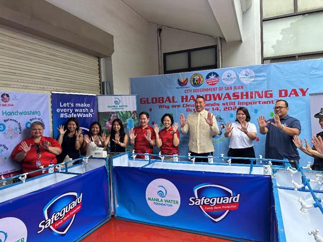 Di Balai Kota San Juan, Manila Water Foundation dan P&G Safeguard mengirimkan sumbangan ke Departemen Kesehatan Kota.