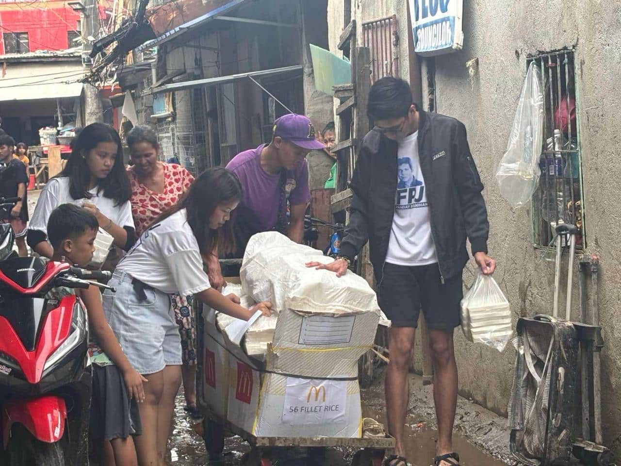 Ketua Kabataan Sa Kartilya ng Katipunan Andrei Santos menyajikan makanan hangat di Laguna.