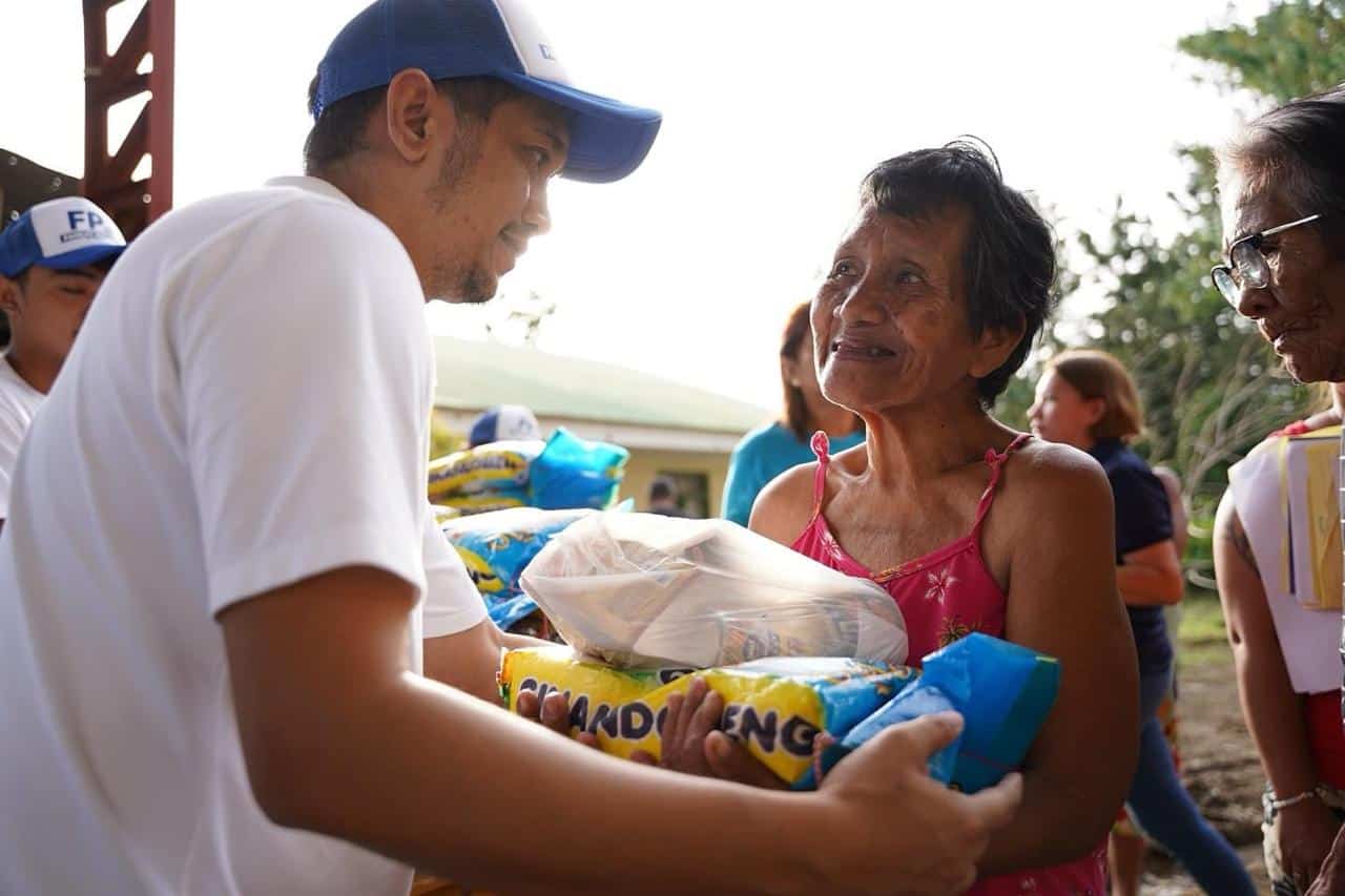 Drugi kandydat FPJ Panday Bayanihan, Mark Patron, rozdaje pomoc humanitarną w Batangas w centrach ewakuacyjnych.