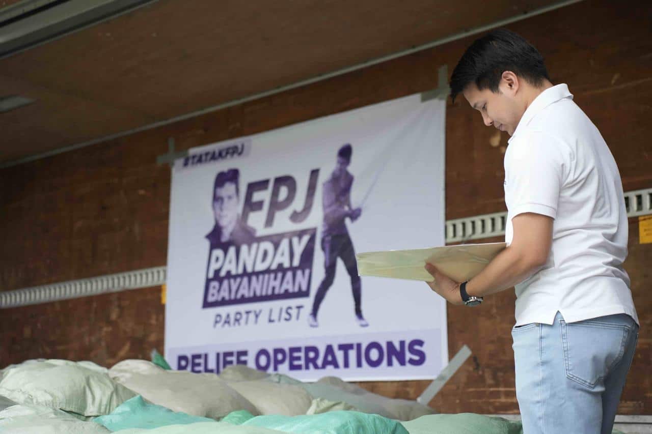 Orang pertama yang ditunjuk FPJ Panday Bayanihan, Brian Poe-Llamanzares, memeriksa barang-barang bantuan yang akan dikirim ke masyarakat di wilayah Bicol.