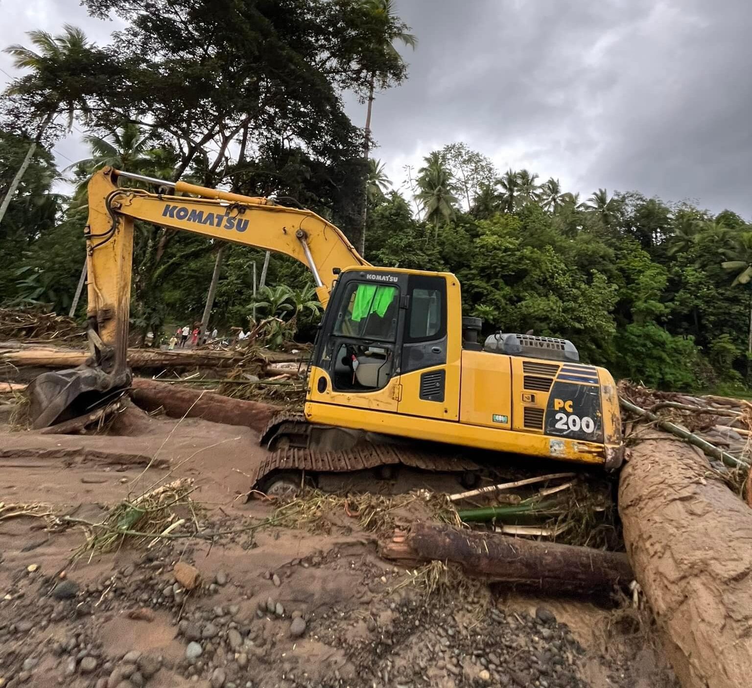 Sebuah backhoe tersapu banjir bandang menuju tengah Sungai Mabato di Barangay Bantac, Magpet, Cotabato.