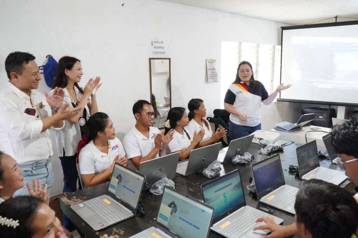 DepEd chief visits teachers, students of Pag-asa Integrated School