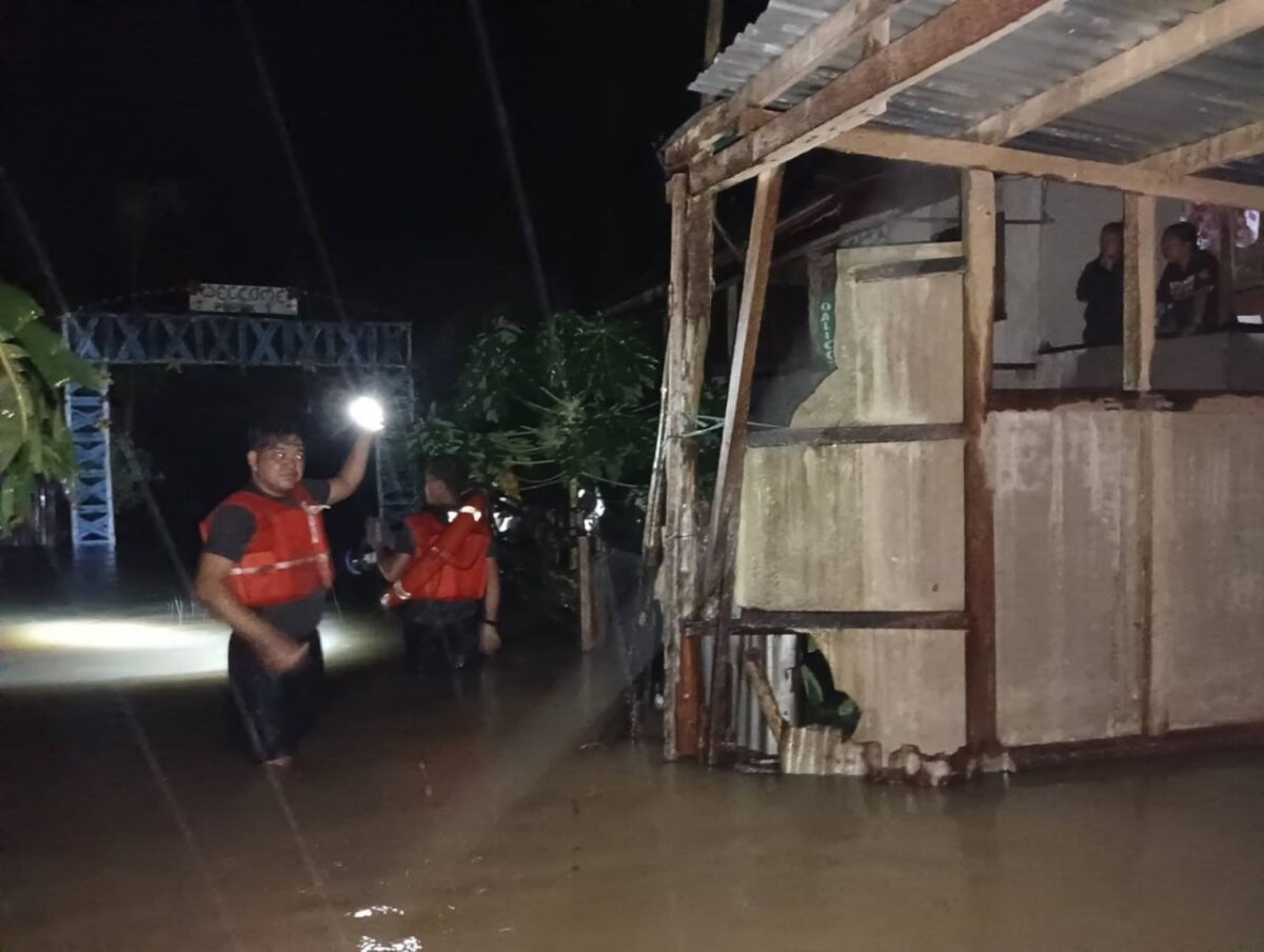 Rescuers from the 3rd Infantry Battalion, a unit of the 7th Infantry Division under the operational control of 8th Infantry Division, save more than 600 flooding victims in San Jorge and Gandara, Samar on the early morning of October 23, 2024.⁩