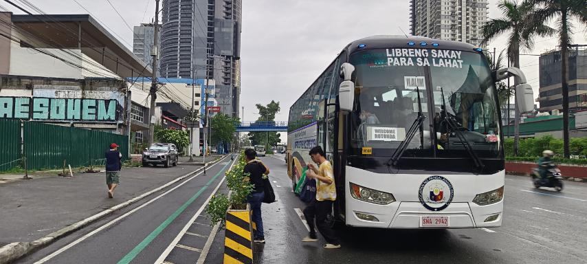 Program Libreng Sakay dari Kantor Wakil Presiden (OVP) memberikan layanan transportasi gratis kepada penumpang yang terdampar di Metro Manila mulai tanggal 22 hingga 25 Oktober